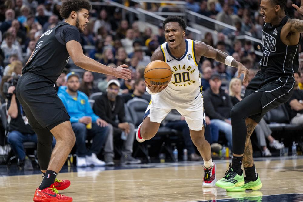 骑士新赛季表现下滑，爆冷输给马刺，主场优势助力取胜，马刺虽缺主力仍保持竞争力。