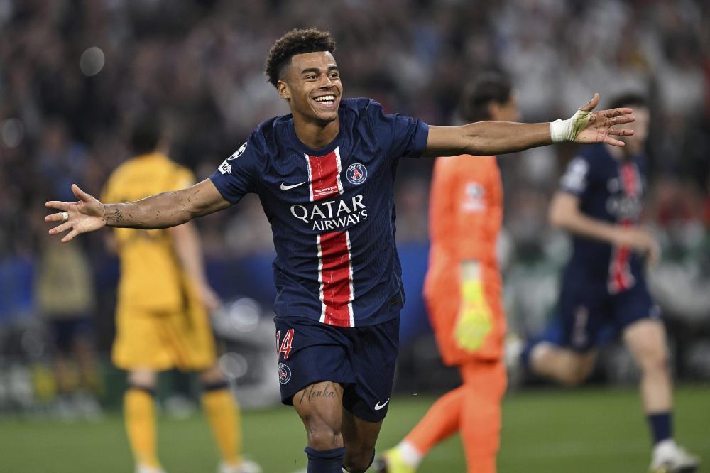 中国青年球员王钰栋将加盟德乙达姆施塔特，开启欧洲留洋之路，为中国足球注入新活力。