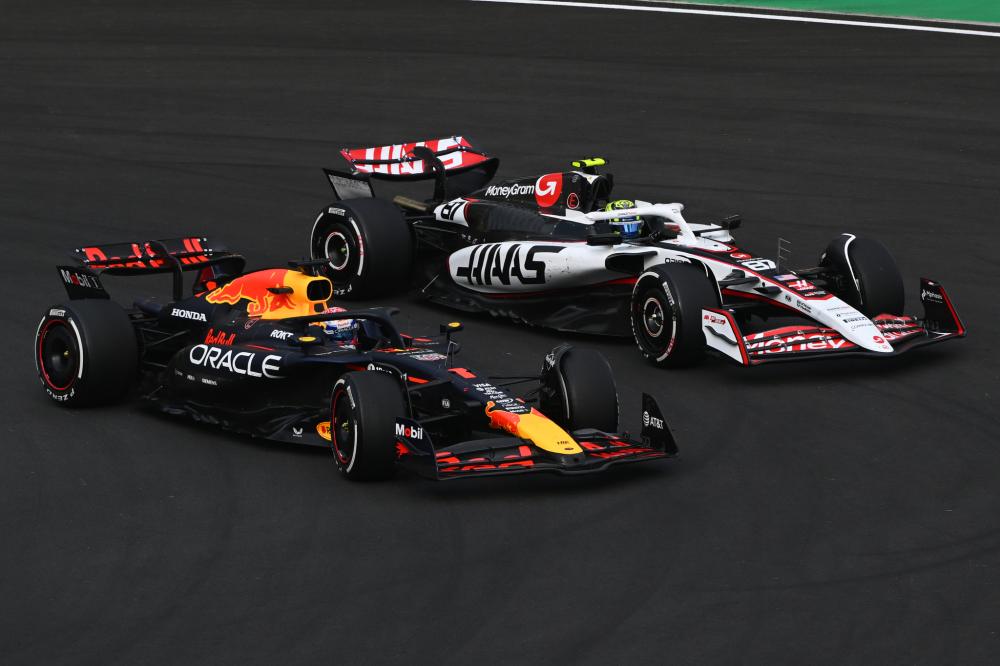 辽宁男篮在俱乐部杯首战失利，后调整阵容暂稳，以90比79战胜合肥男篮，杨鸣调整战术有效应对挑战。